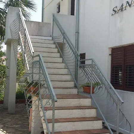 Apartment Sandra Hvar *