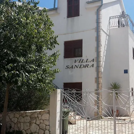 Sandra Hvar *