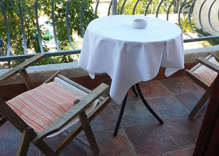 Sandra Hvar חוואר