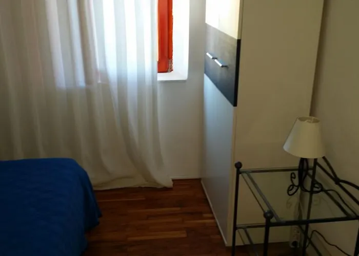 Sandra Hvar חוואר