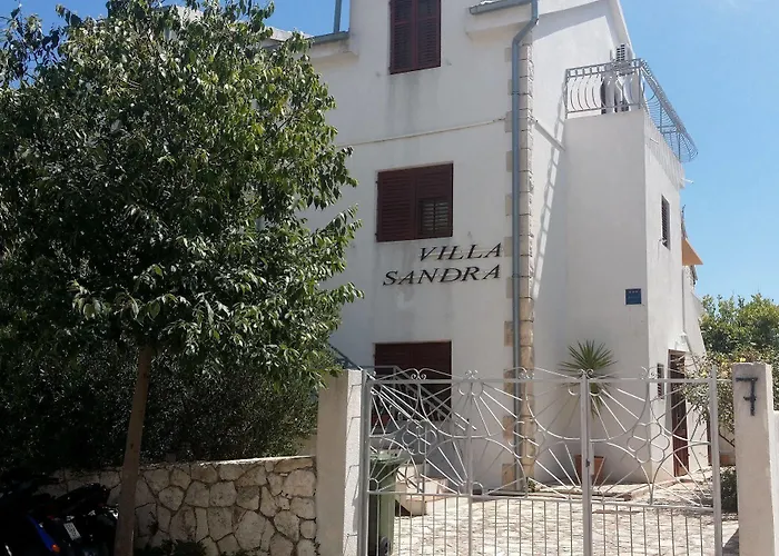 Sandra Hvar *