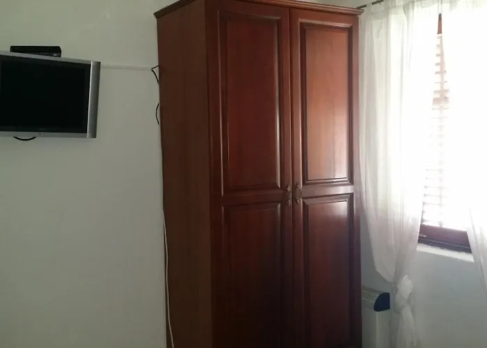 Sandra Hvar *